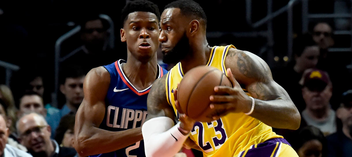 No retorno de LeBron, Lakers vence Clippers em Los Angeles