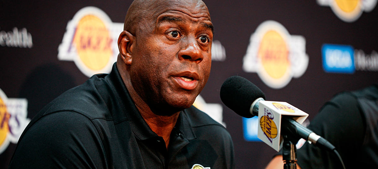 Magic Johnson se defende de acusações de abuso com funcionários do Lakers