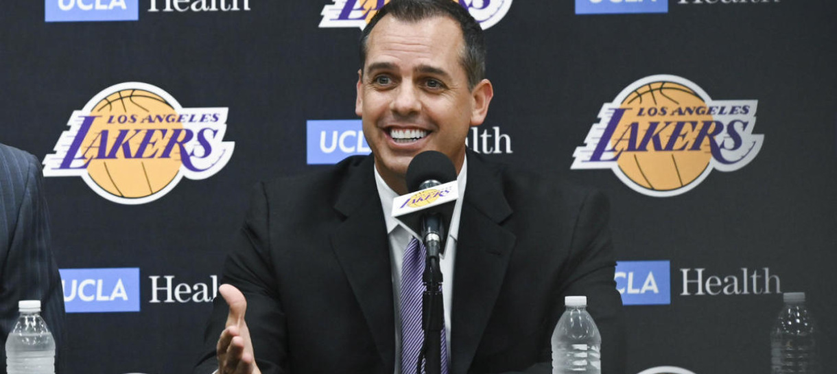 Confira o que rolou na apresentação do técnico Frank Voguel