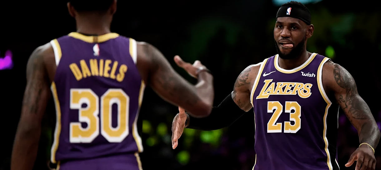 Lakers recebe o Hornets neste domingo no Staples Center