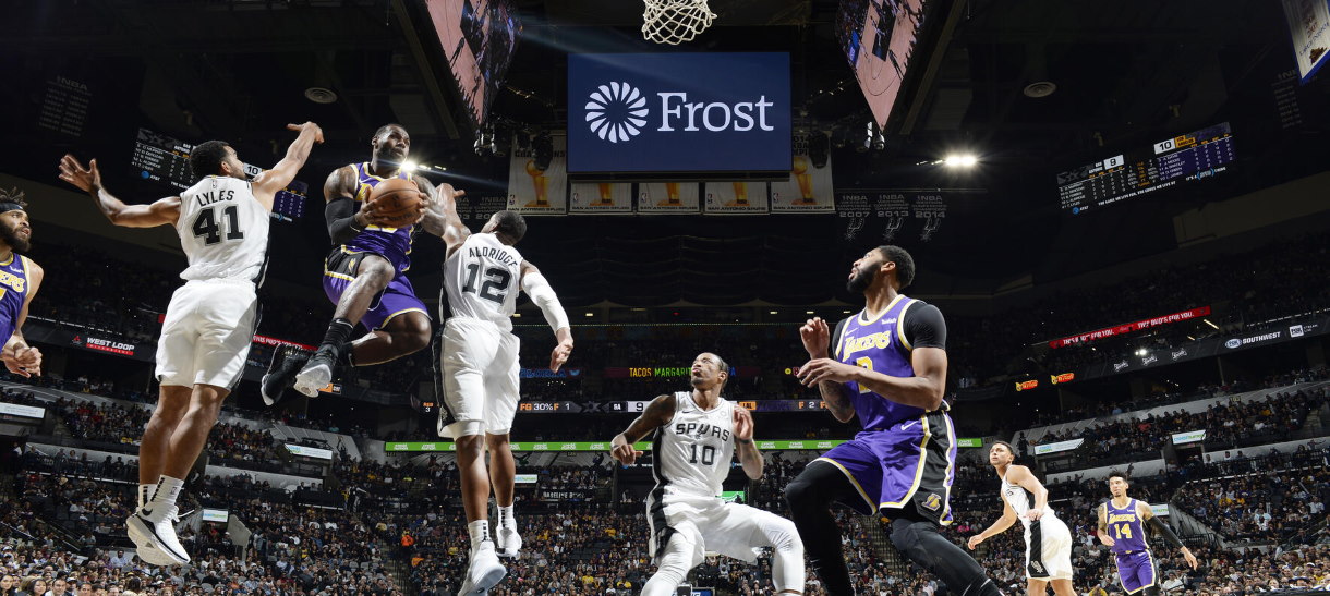 Lakers bate Spurs e segue invicto em série na estrada