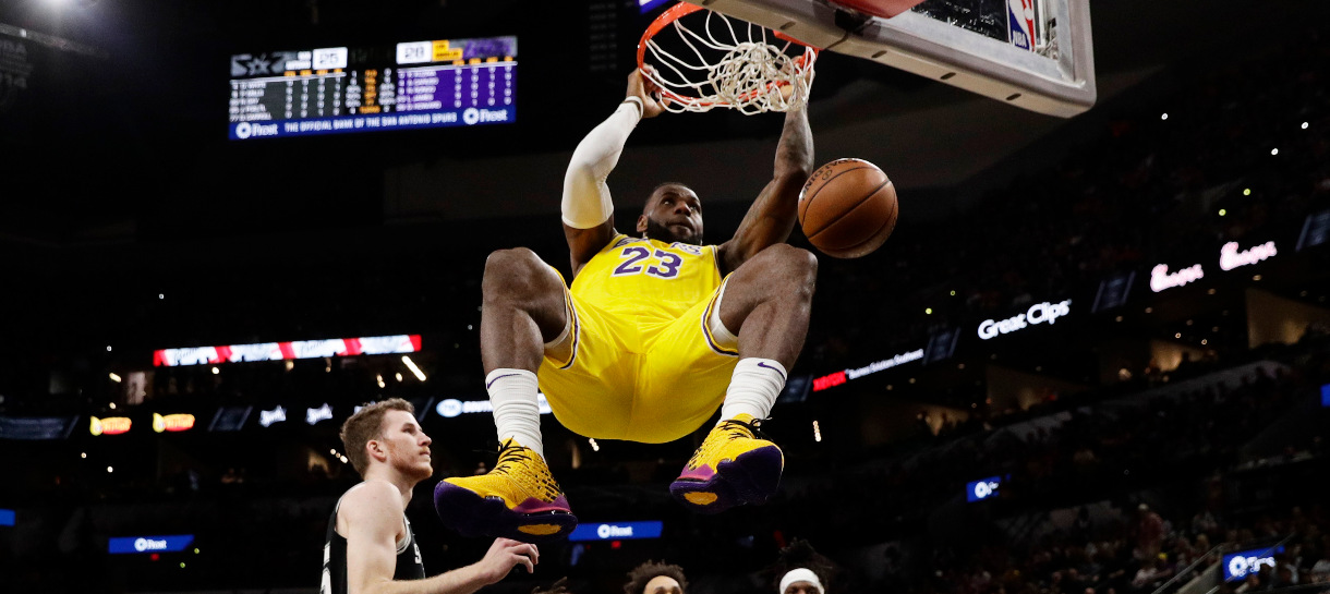 Lakers bate o Spurs e vence a oitava consecutiva