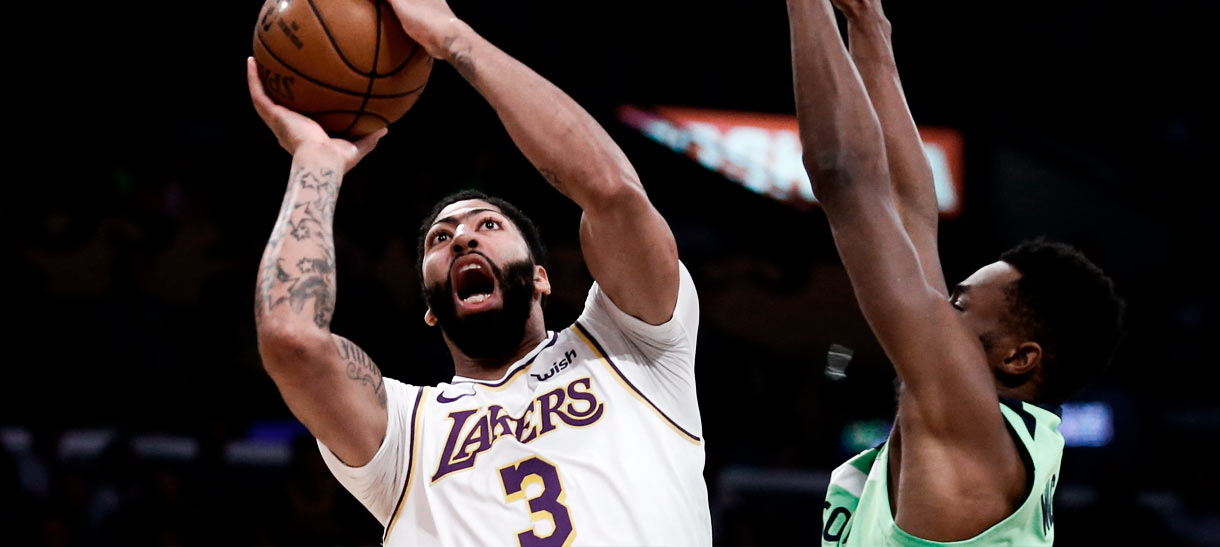 Anthony Davis marca 50 pontos e Lakers detona Wolves
