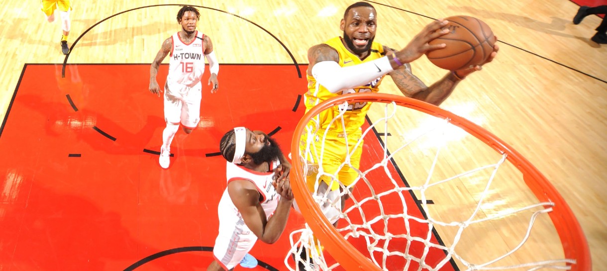 Lakers vira na estrada e vence o Houston Rockets