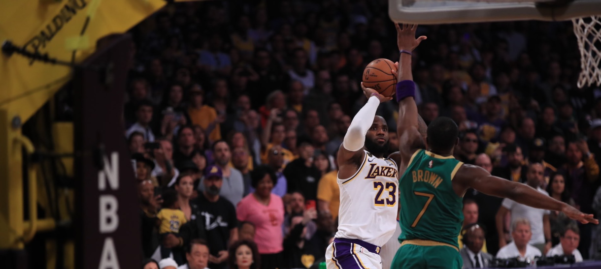 Nos segundos finais, Lakers vence duelo em clássico contra Celtics
