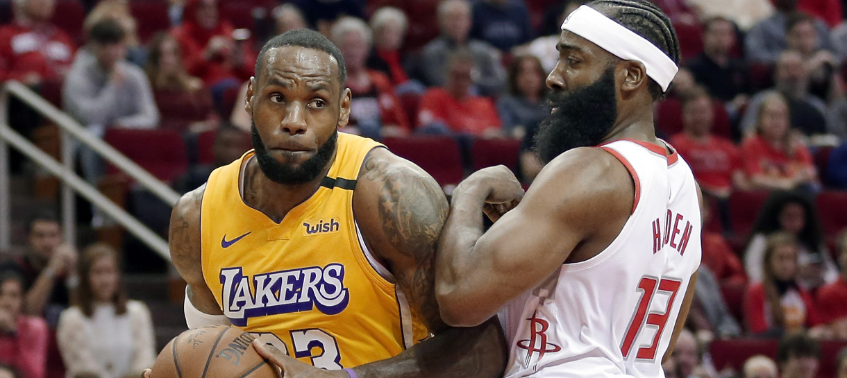 De olho nas trocas, Lakers recebe o Houston Rockets