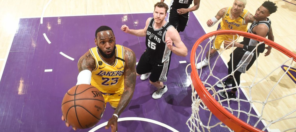 Lakers domina na defesa e vence Spurs com tranquilidade