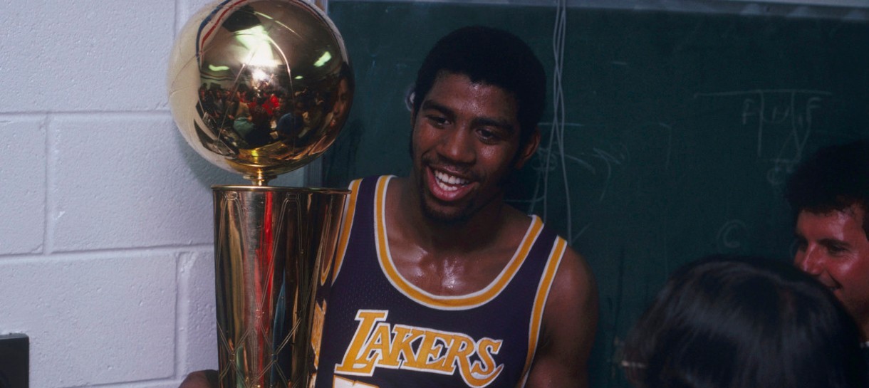 Jogos do Lakers para rever: Magic joga como pivô e conquista primeiro título