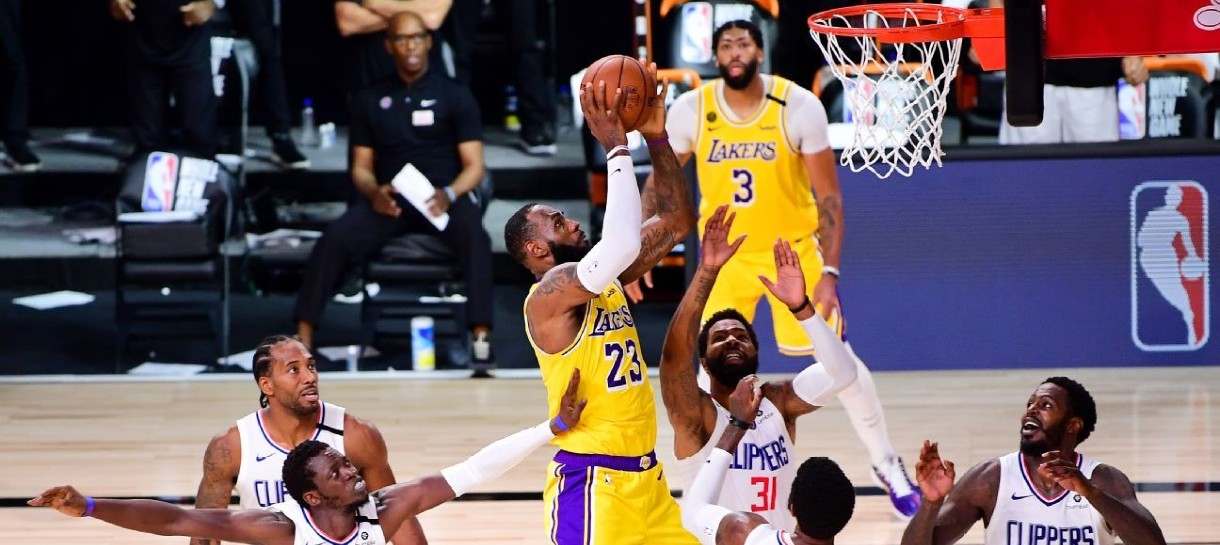 LeBron decide e Lakers vence Clippers no retorno da NBA