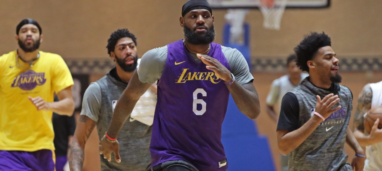 Lakers faz primeiro jogo-treino contra o Dallas Mavericks