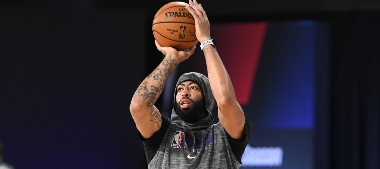 Lakers enfrenta Raptors para garantir primeiro lugar