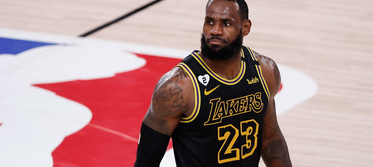 LeBron James manda mensagem para potencial agente livre do Lakers