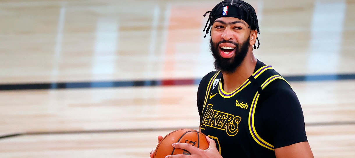 Lakers vence Heat e fica a duas vitórias do título