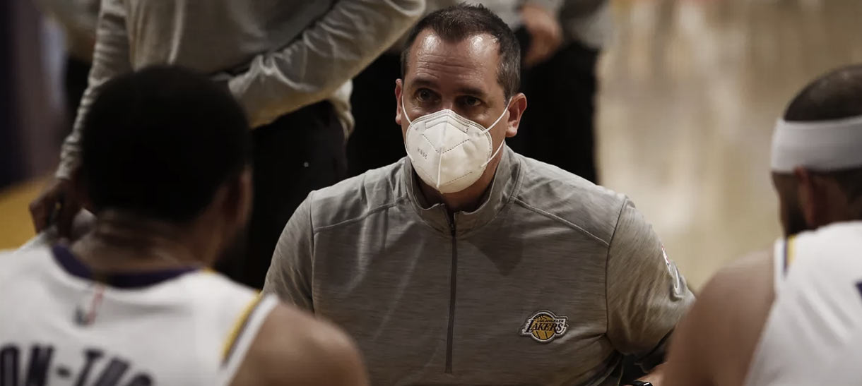 Lakers: Frank Vogel revela plano quando LeBron e Davis não estiverem em quadra
