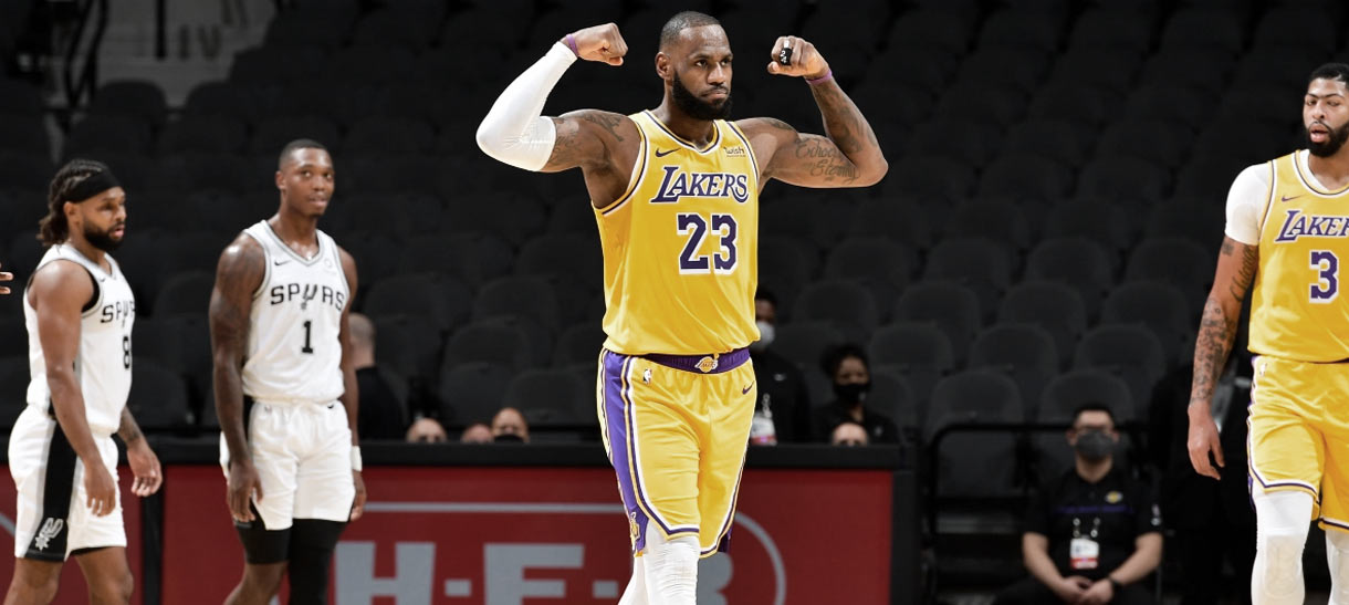 Lakers vence Spurs com facilidade em noite de recorde de LeBron James