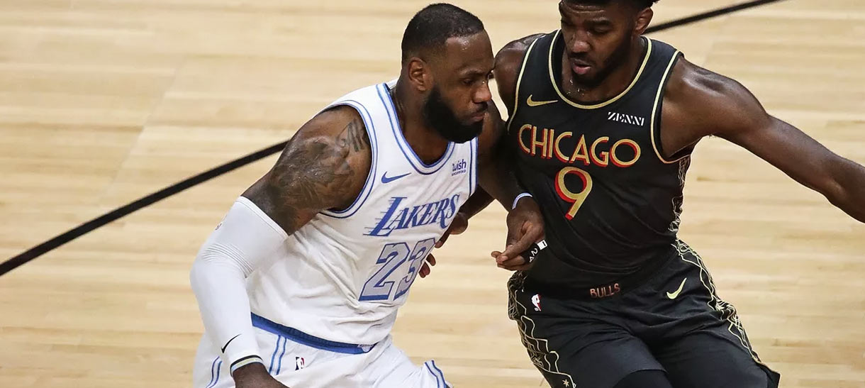 Calouro se impressiona com o que LeBron James fez durante partida entre Lakers e Bulls