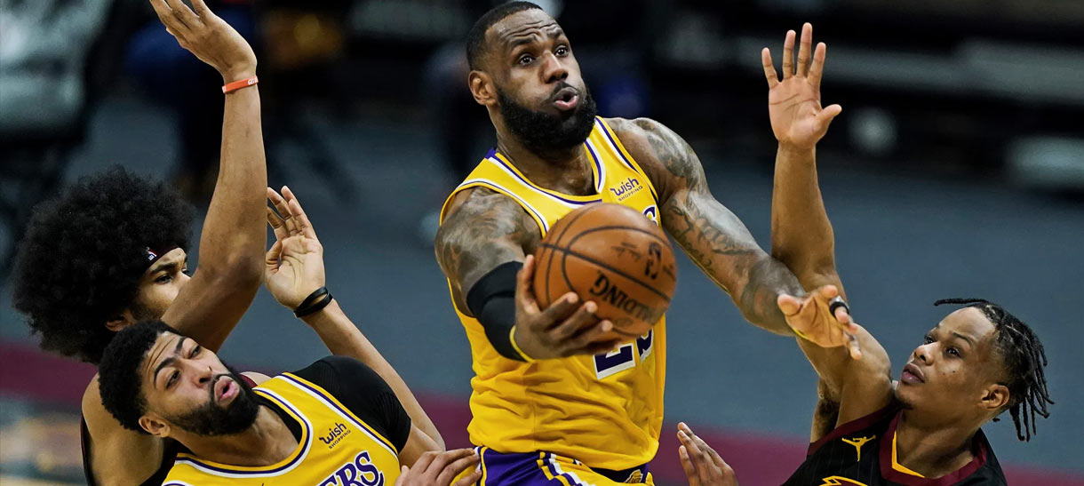 LeBron James incendeia no último período e Lakers vence Cavs
