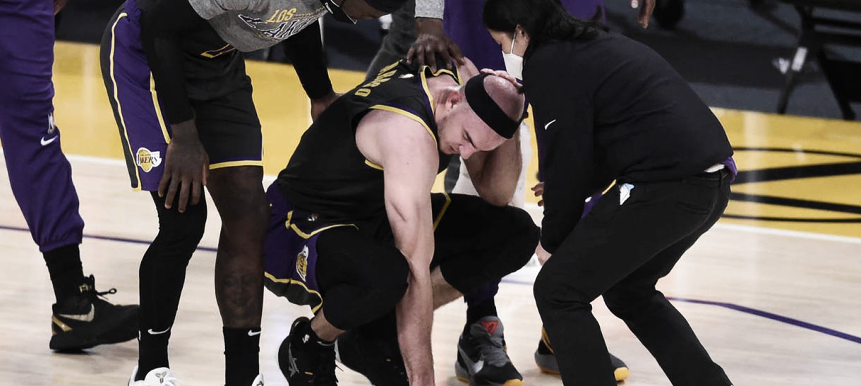 NBA: Alex Caruso dá susto no Lakers ao bater forte de cabeça no chão