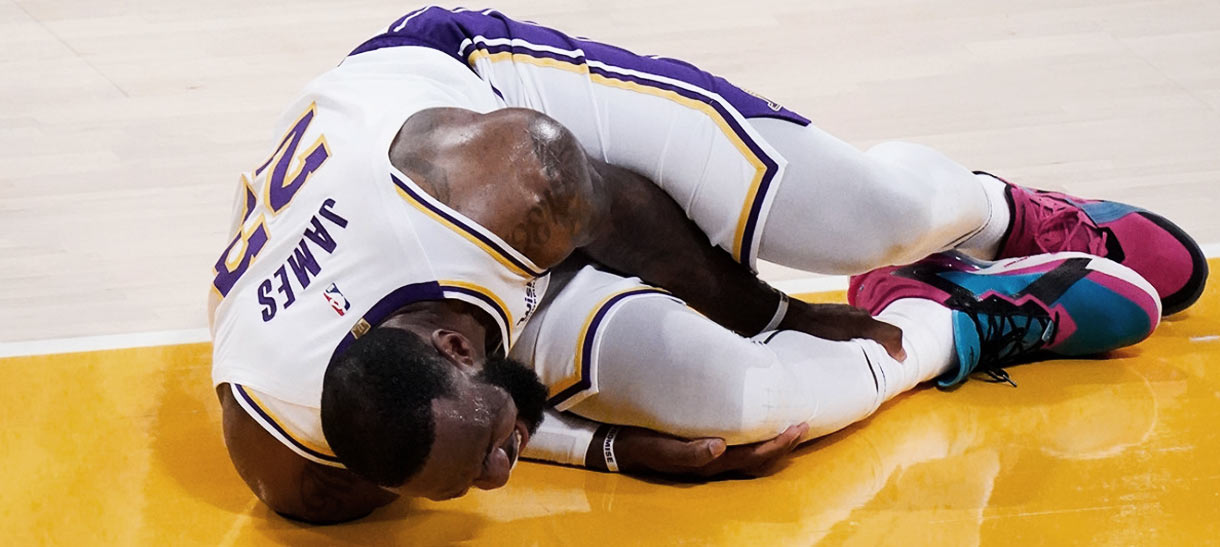 NBA: Lakers perde para o Hawks após LeBron James sofrer uma lesão no tornozelo