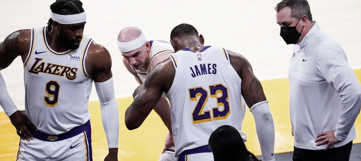 NBA: Jogadores do Lakers caem em cima de Solomon Hill depois da lesão de LeBron James