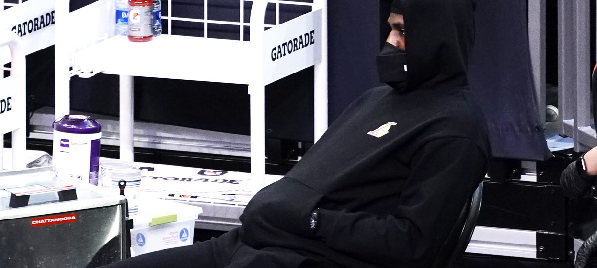 NBA: LeBron James é visto no banco do Lakers com uma bota imobilizadora