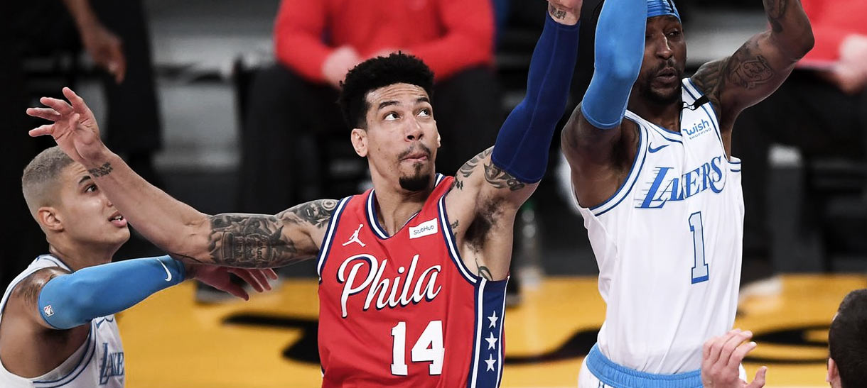 Lakers luta mas continua sem vencer sem James e Davis