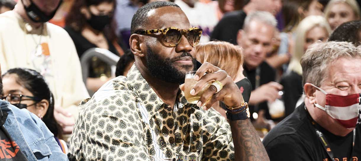 NBA: Porque LeBron James entrou com uma garrafa de tequila no jogo entre Suns e Bucks