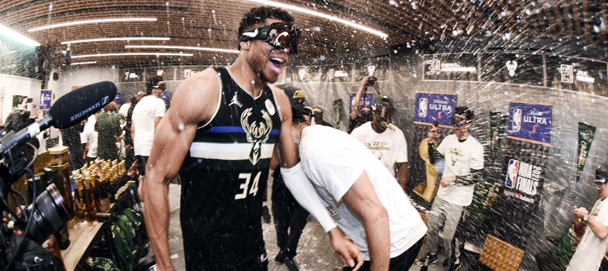 NBA: Giannis Antetokounmpo brinca com comemoração relembrando LeBron James