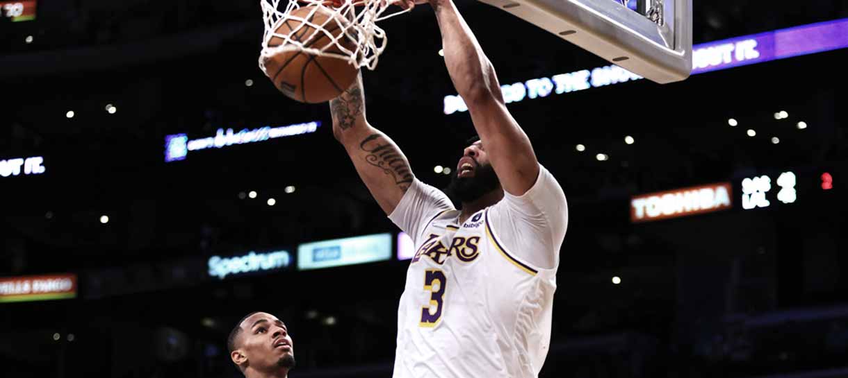 NBA: Lakers vence Spurs com show de Anthony Davis e estreia de Horton-Tucker