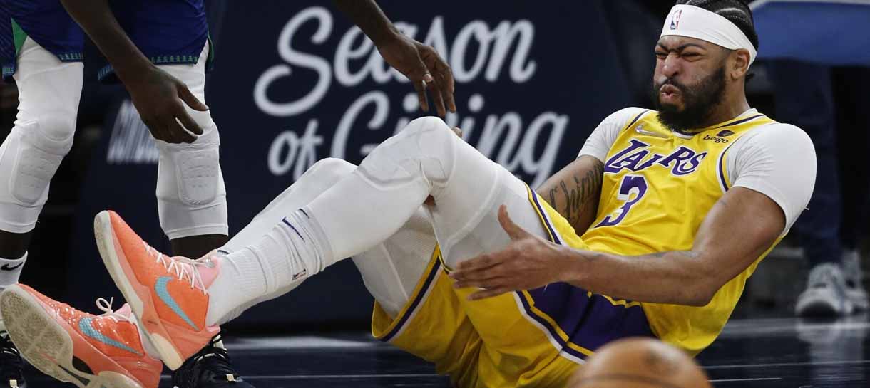 NBA: Anthony Davis se contorce de dor ao sofrer nova lesão e vai passar por exames