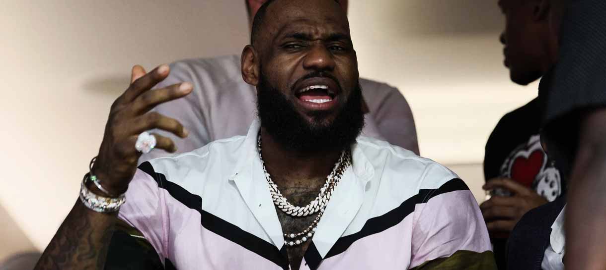 LeBron James se acaba durante intervalo do Super Bowl da NFL