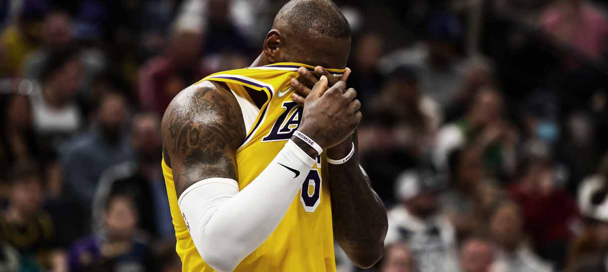 Vídeo: LeBron James não aguenta mais e desiste de jogo do Lakers
