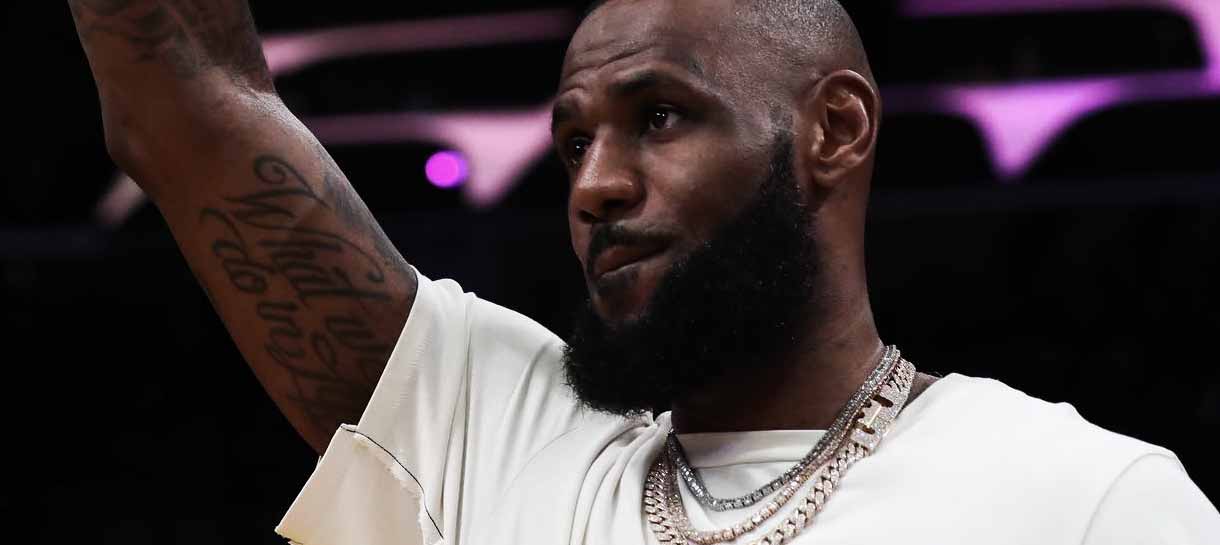 NBA: LeBron James é homenageado em vídeo emocionante por feito histórico