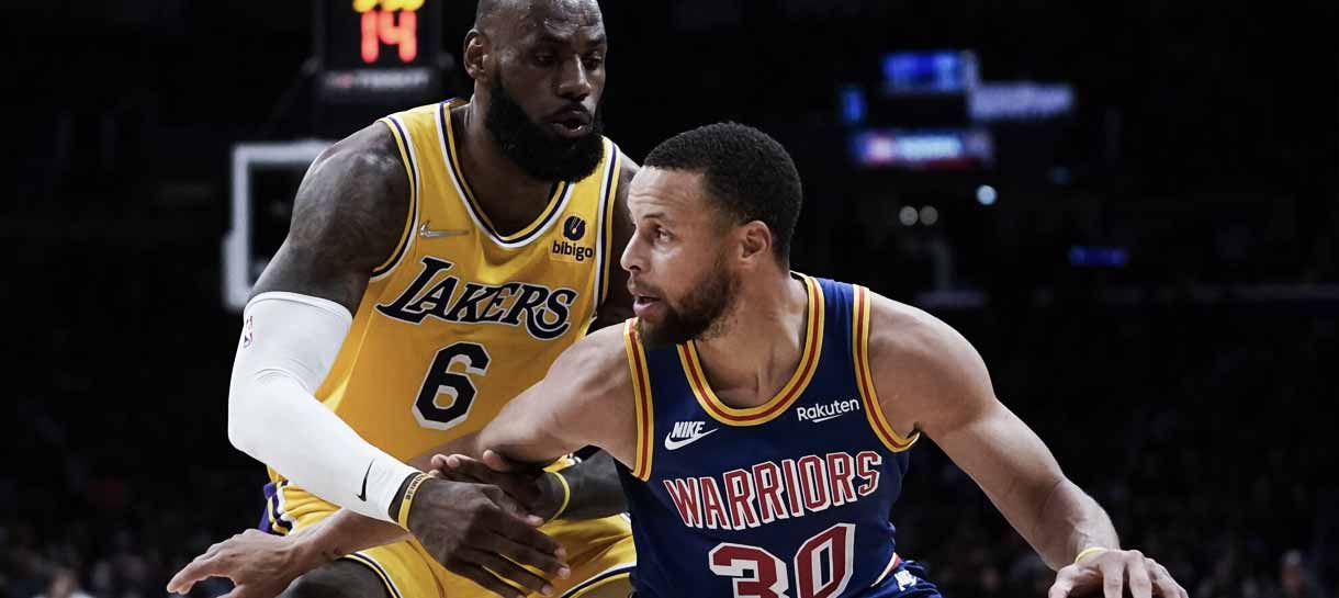 NBA: Stephen Curry volta a falar sobre jogar com LeBron James