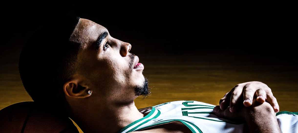 NBA: Jayson Tatum mostra tênis customizado em homenagem a Kobe Bryant