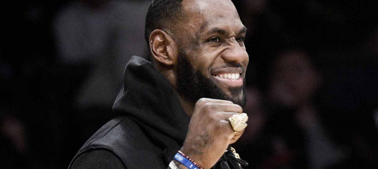 NBA: LeBron James surpreende crianças de seu projeto social