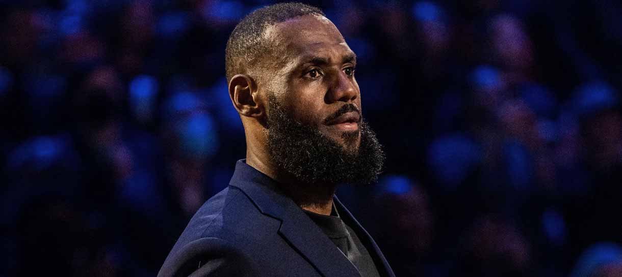 LeBron James está pressionando o Lakers para contratar Kyrie Irving?