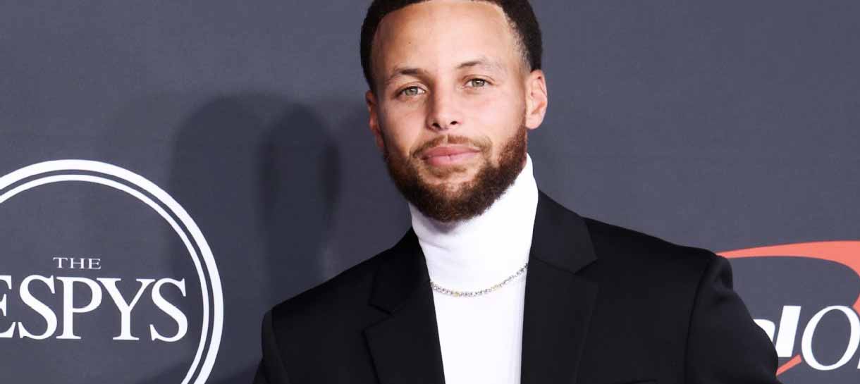NBA: Stephen Curry tira sarro com LeBron James durante premiação
