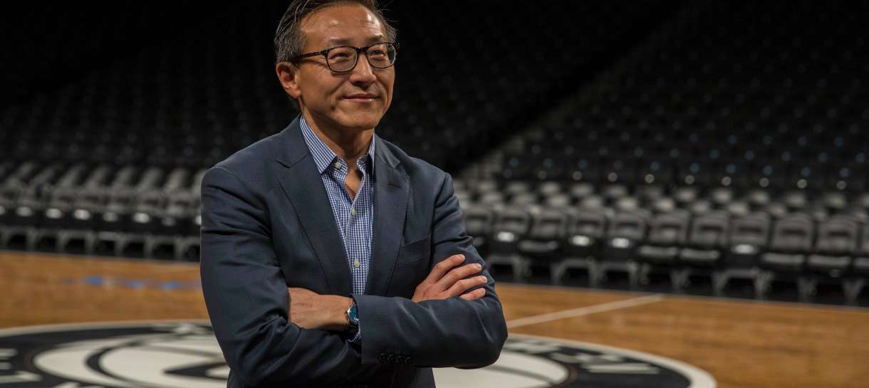 NBA: Dono do Nets dá a entender que troca por Kyrie Irving pode realmente acontecer