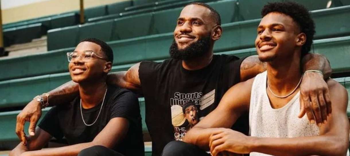 NBA: LeBron James revela capa icônica da Sports Illustrated com seus filhos