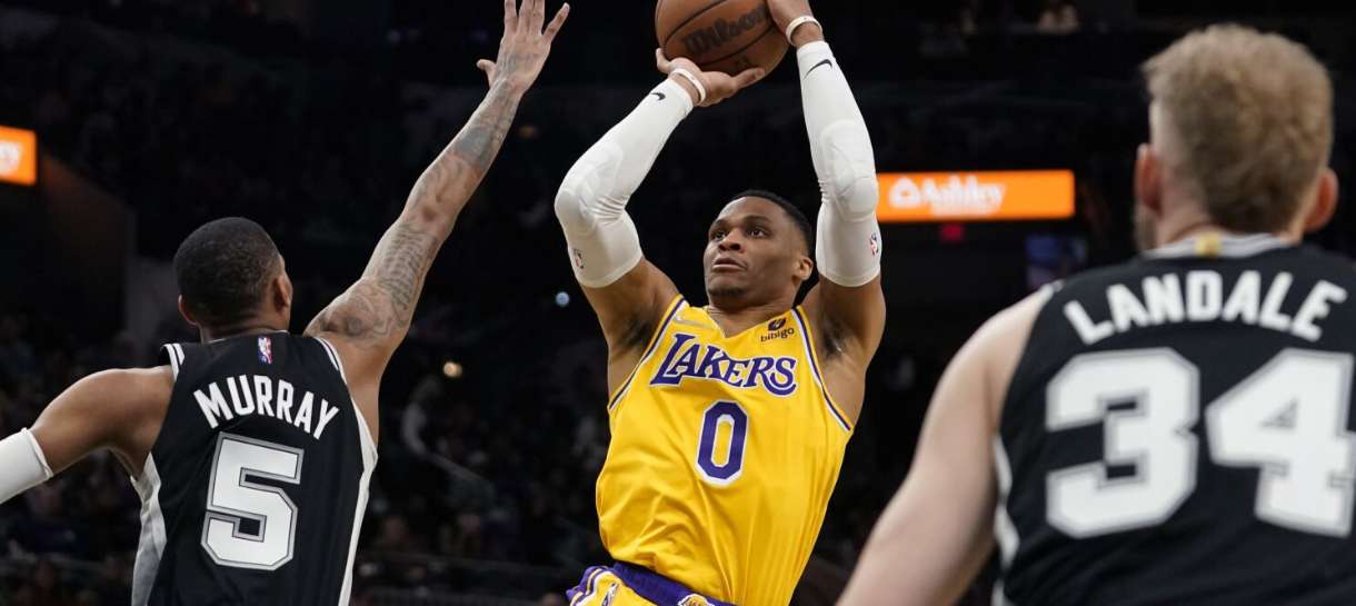 NBA: Spurs pode negociar com o Lakers uma troca por Russell Westbrook