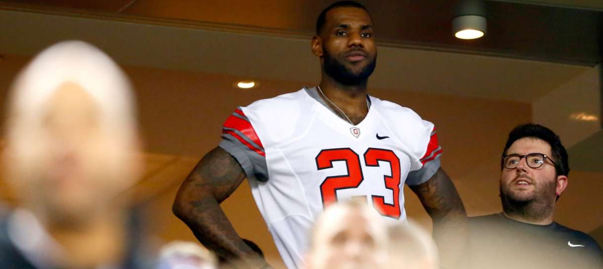 NBA: LeBron James quer saber se pode jogar futebol americano universitário