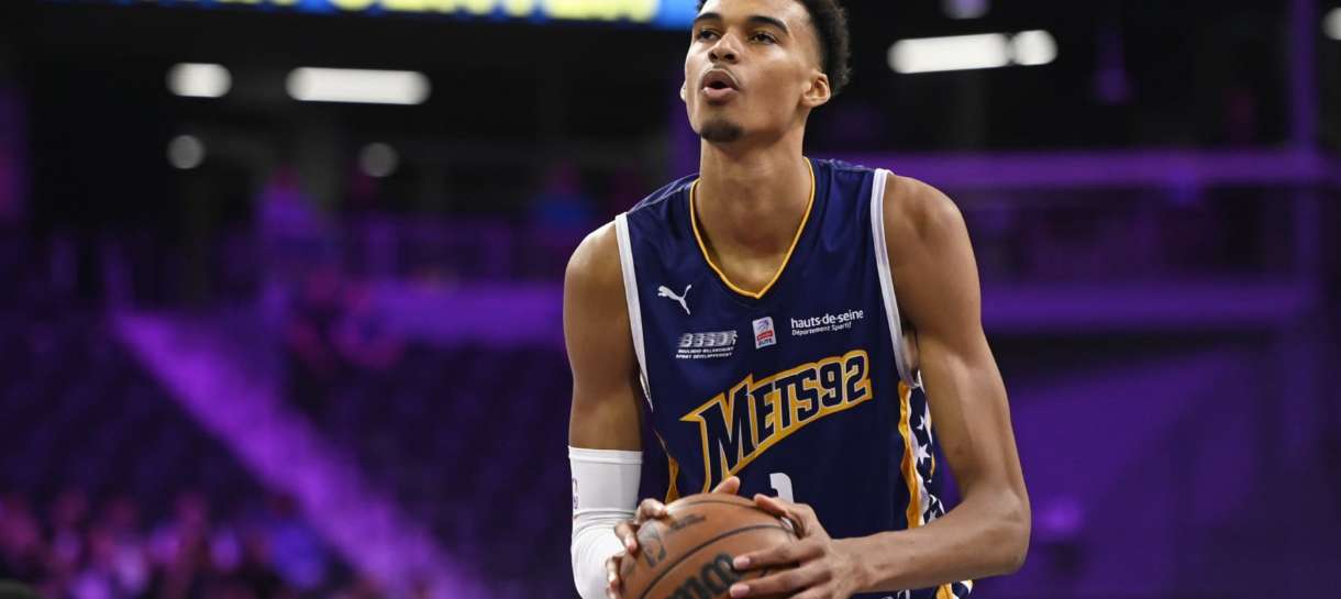 NBA: LeBron James se rende a Victor Wembanyama