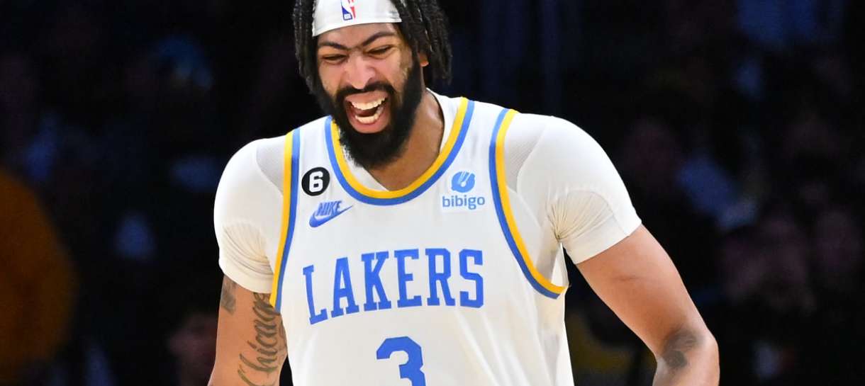 NBA: Anthony Davis preocupa ao falar de lesão nas costas