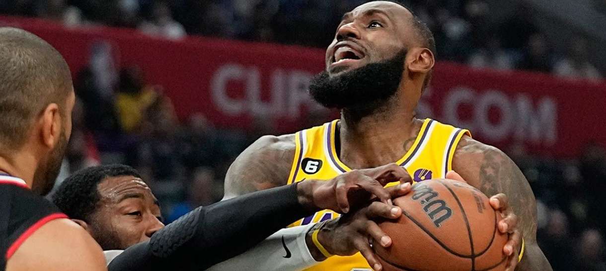NBA: LeBron James se lesiona e preocupa na derrota do Lakers para o Clippers