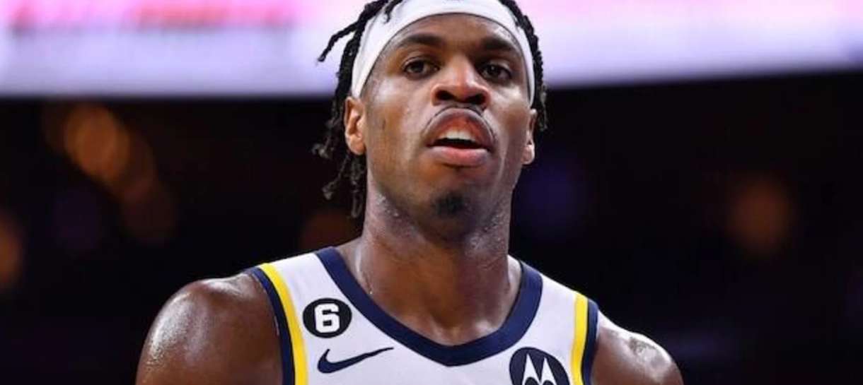 NBA: Rob Pelinka está em Indianápolis para contratar Buddy Hield?
