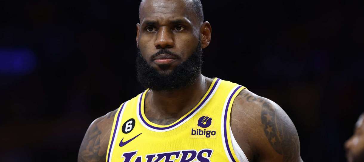 NBA: Vídeo mostra LeBron James omisso na defesa do Lakers e gera críticas