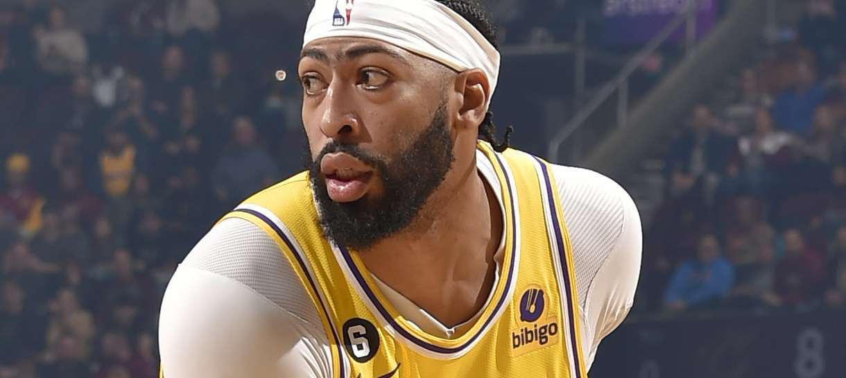 NBA: Por que Anthony Davis desfalcou o Lakers no primeiro período?