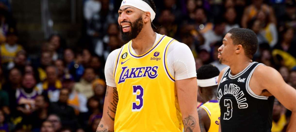 NBA: Lakers vence Spurs no retorno de Anthony Davis e estreia de Rui Hachimura