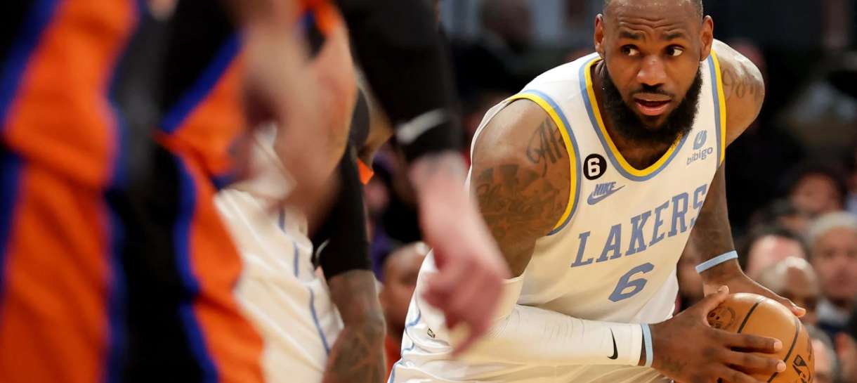 NBA: LeBron James bate recorde de assistências e deixa pra trás dois lendários armadores